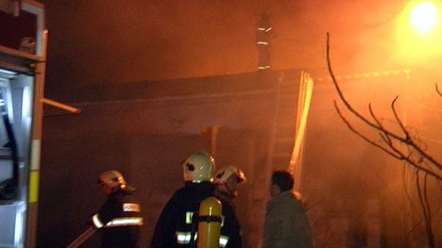 Dramatické momenty prežili hasiči pri zásahu v Nacinej Vsi. Museli totiž zachraňovať svojho kolegu, ktorý sa pri hasení požiaru na streche pekárne  prepadol rovno do plameňov. 